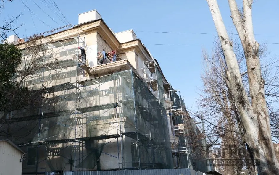 В Севастополе демонтировали самый вызывающий балкон города 