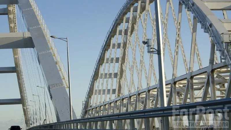 Автомобили и поезда на восемь часов остались без Крымского моста