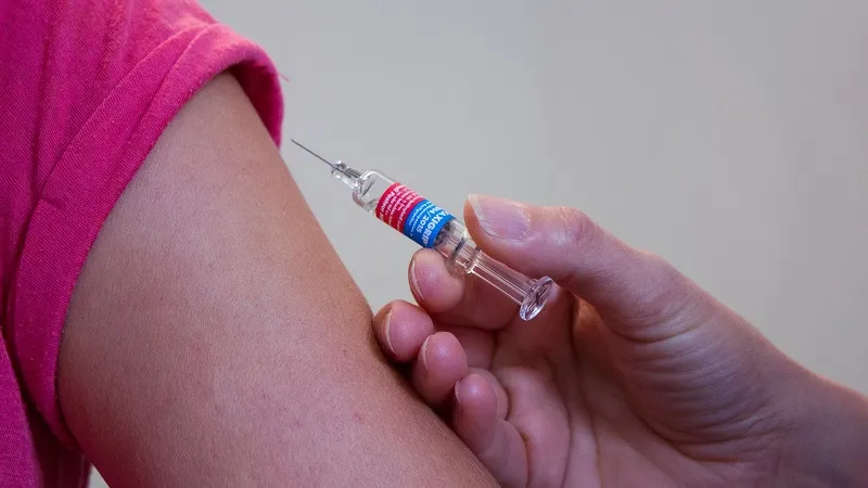 Учёных шокировал мужчина, который сделал 217 прививок от коронавируса
