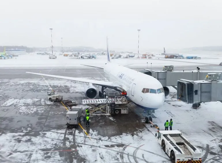 В аэропорту Пулково грузовик помял крыло самолета с пассажирами на борту 