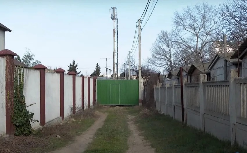 На севастопольской дороге вырос глухой забор 