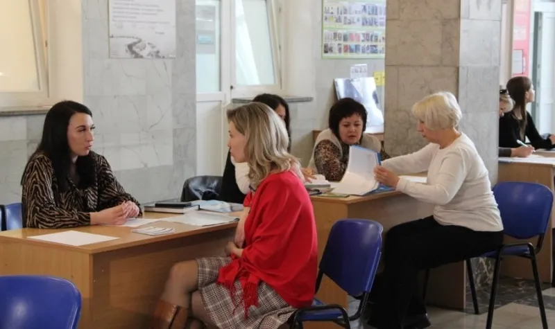 Какую работу и зарплату предлагают севастопольским женщинам