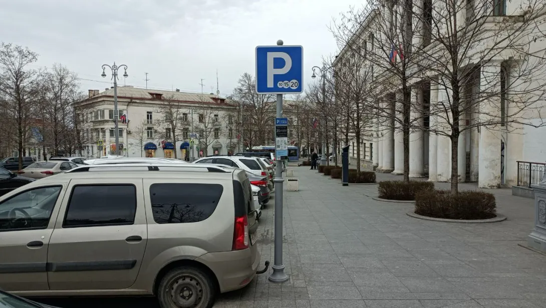 Севастопольцу «прилетел» штраф за не оплаченную в праздник парковку 