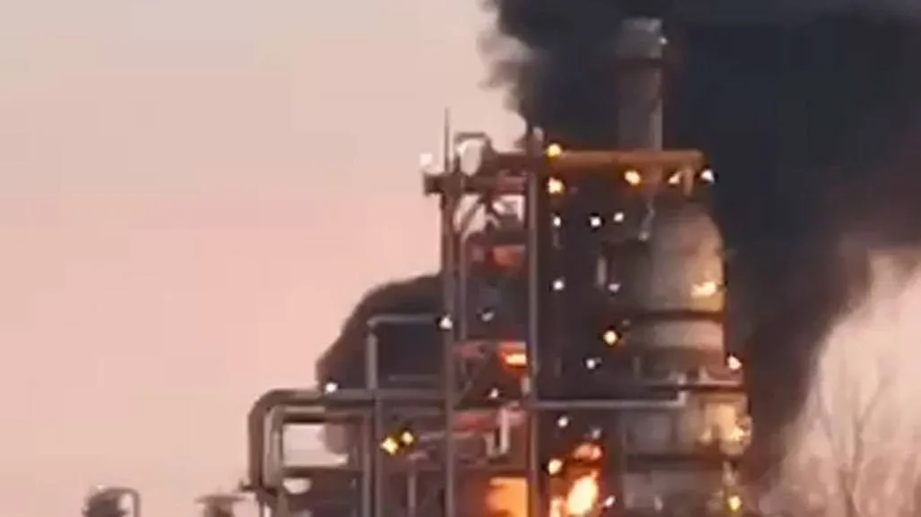 Второй крупный нефтезавод в России загорелся из-за атаки беспилотников