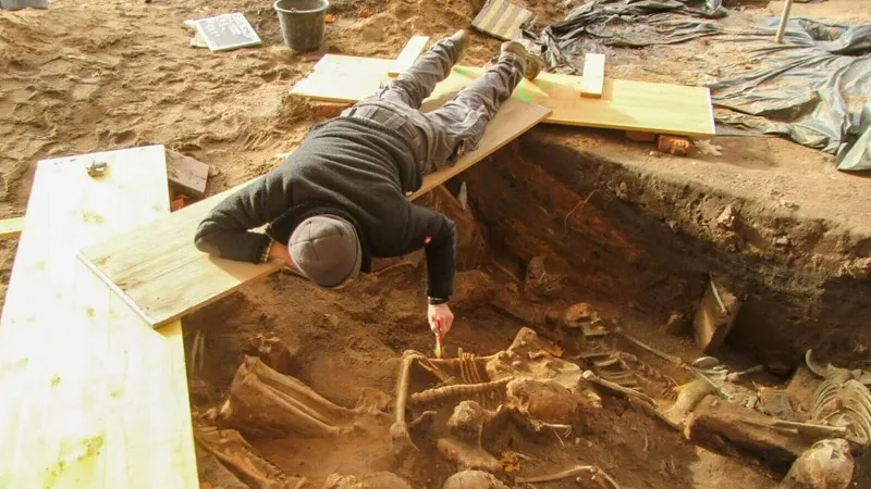Тысячи тел: найдена возможная самая большая братская могила в Европе