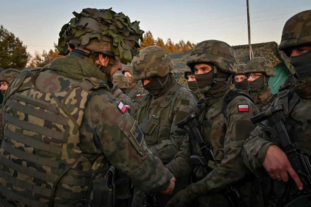 Говорящие по-польски военные прибыли в Харьков охранять промпредприятие