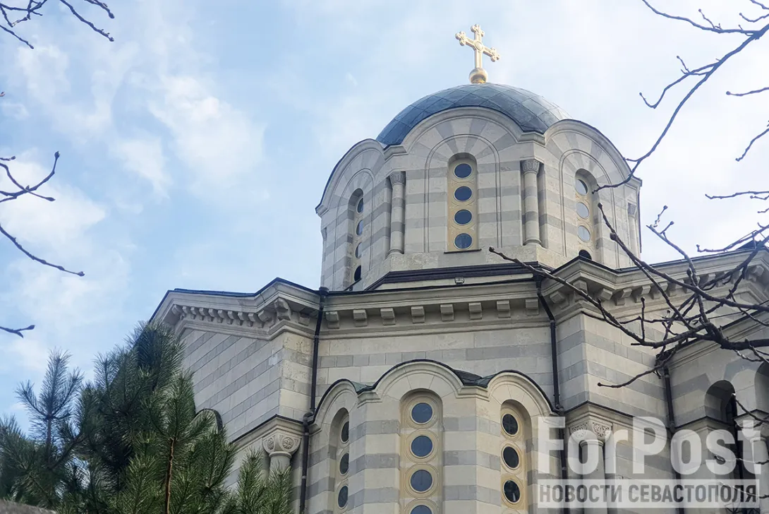 В Севастополе осколки ракет зацепили Владимирский собор – усыпальницу адмиралов 