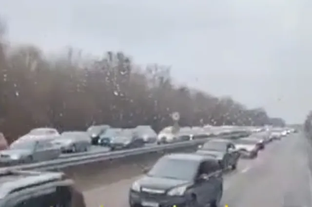 Пробки образовались на выезде из Харькова, люди массово покидают город