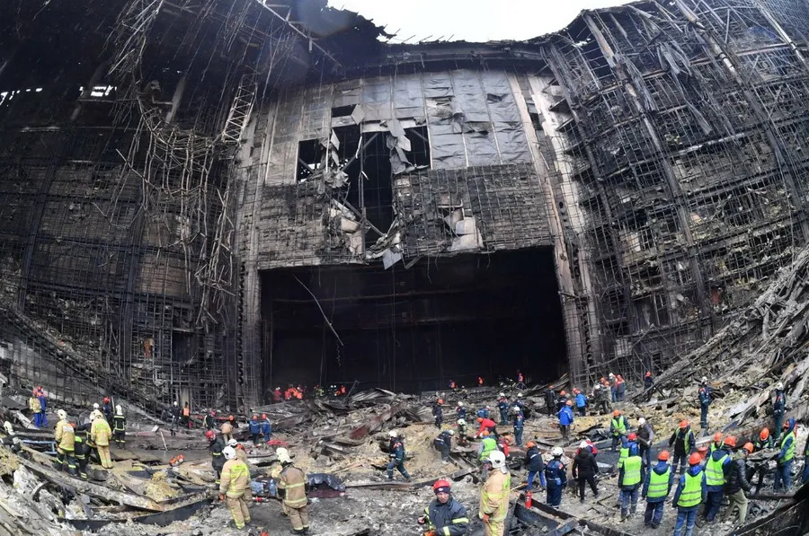 Спасатели возле полностью сгоревшего здания «Крокус Сити Холла»