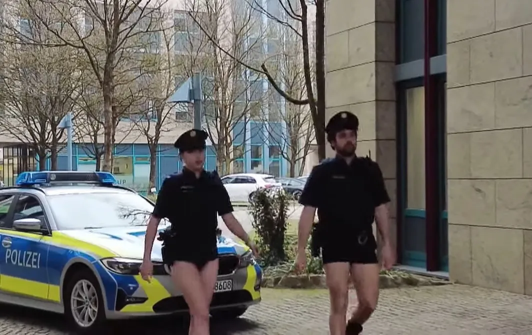 Полицейские без штанов