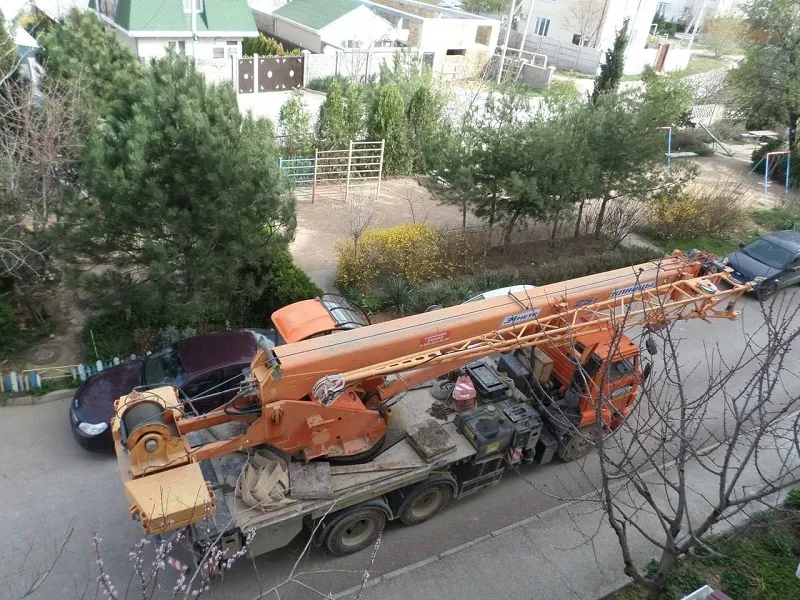 Огромные строительные машины ездят буквально по двору дома