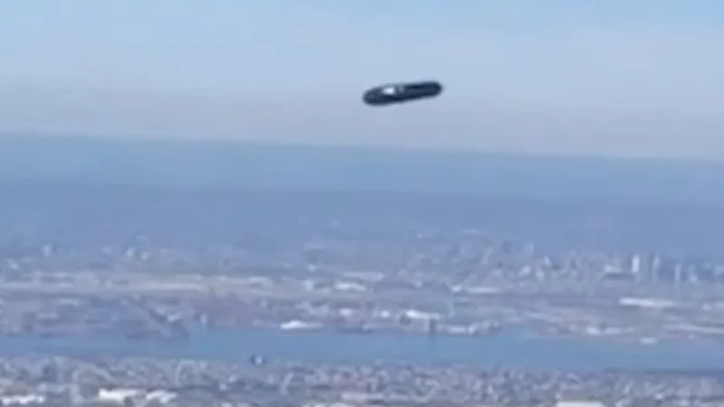 Из самолёта сняли на видео НЛО в небе над Нью-Йорком