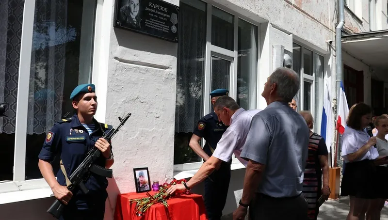 Мемориальную доску в память о герое открыли в Феодосии на фасаде его родной школы. 