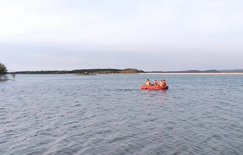 Спасатели эвакуируют маленьких крымчан с острова посреди Тайганского водохранилища.