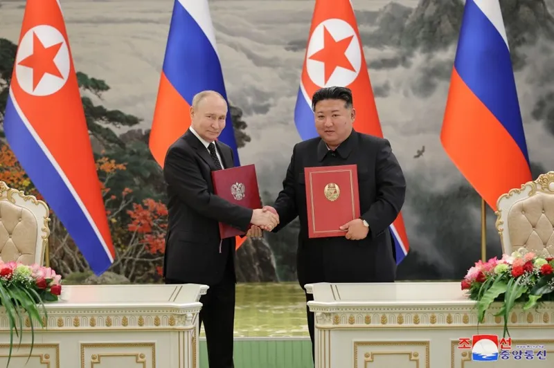 Владимир Путин и Ким Чен Ын при подписании договора