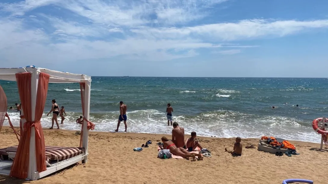 Из-за шторма от купания на пляжах в Феодосии посоветовали воздержаться.