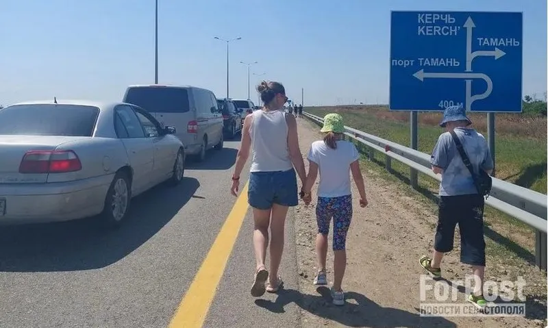 В плену автомобильной пробки перед Крымским мостом со стороны Кубани. 