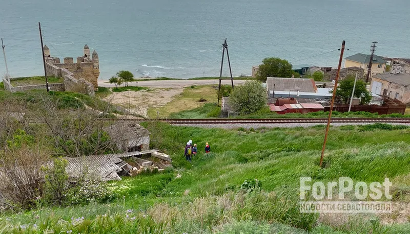 Аварийный дом соседствует с крепостью Ени-Кале на берегу Керченского пролива.