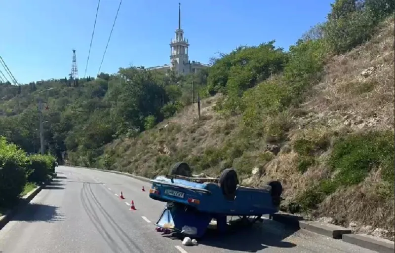 Перевернувшийся автомобиль перекрыл половину спуска.