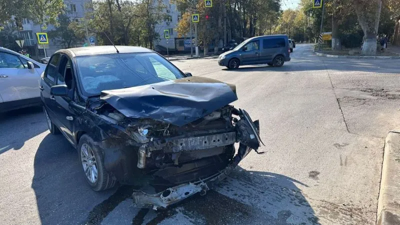 При повороте налево водитель не уступил дорогу встречному авто. 