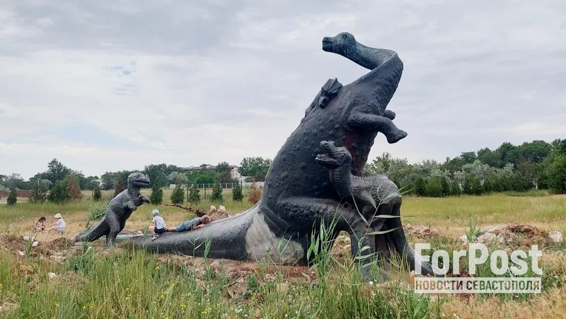 Сакский Бронтик — первый в СССР памятник динозавру.