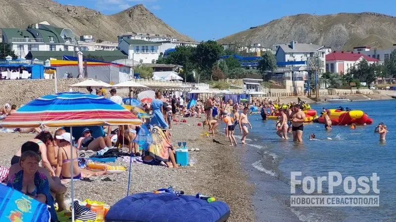 Предыдущие напасти пока не отпугнули туристов от морского побережья Крыма.