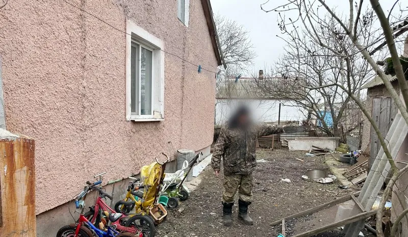 Подозреваемый показывает, где на своём участке хранил боеприпас.