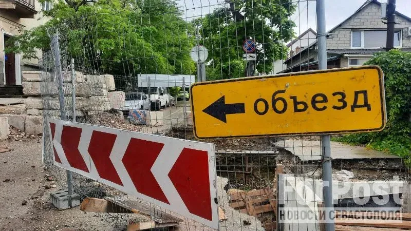 Закрытие "Горбатого моста" усугубило и без того сильные заторы в столице Крыма.