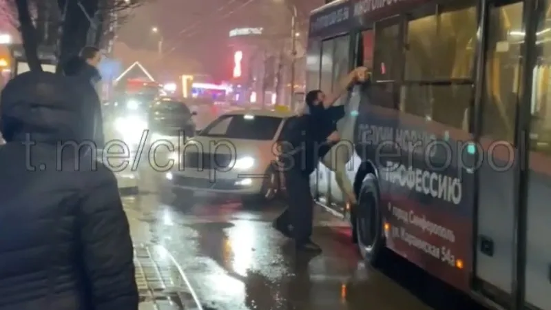 После драки в крымском троллейбусе подростки сбежали из транспорта через окно.