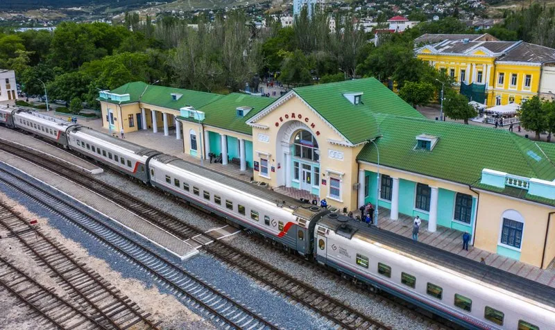 Пассажирский поезд прибыл на железнодорожный вокзал Феодосии. 