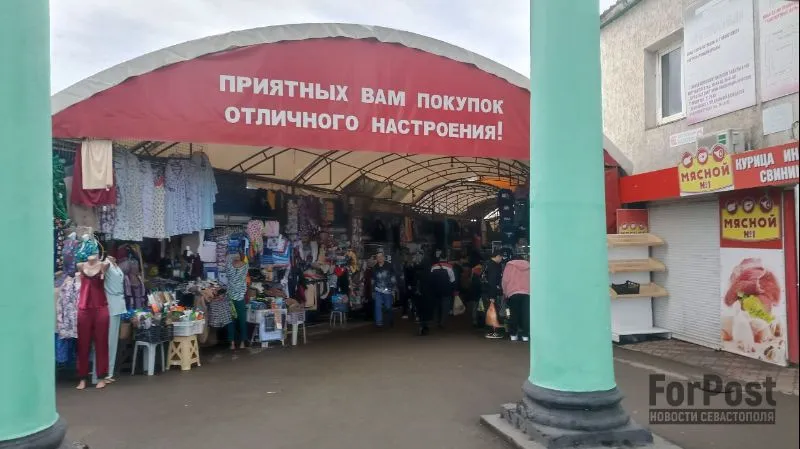 Популярный в Симферополе Центральный рынок пока не переведён в капитальное строение. 