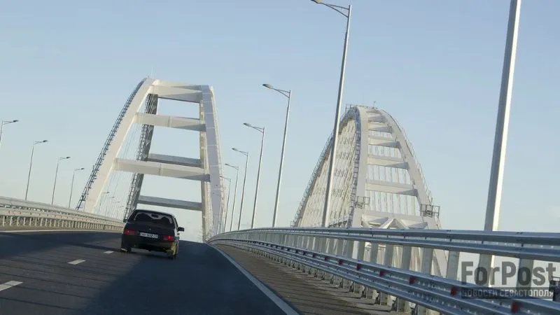 Попасть в Крым можно по Крымскому мосту и через новые территории. 