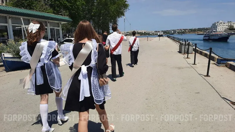 Советская школьная форма в Крыму остаётся нарядом на праздники для старшеклассников. 
