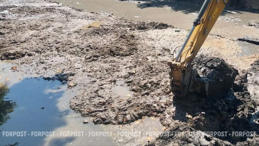 Донный ил и грязь из главной крымской реки собирали с помощью экскаватора. 