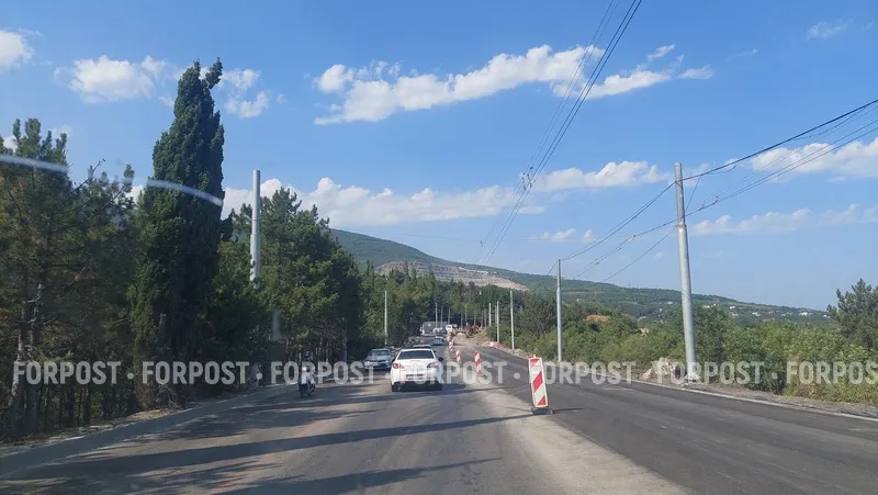 Контактная сеть троллейбусов между Алуштой и Ялтой местами пропала из-за ремонта дороги. 