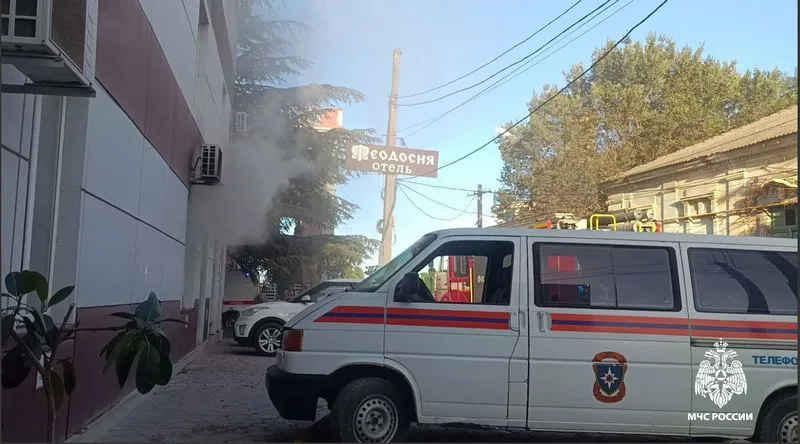 Во время пожара в отеле в Феодосии никто не пострадал. 