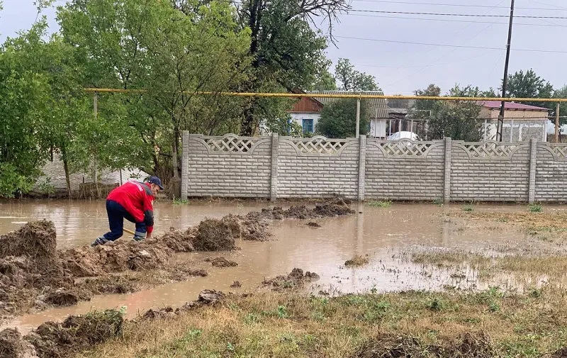 На севере Крыма спасателям пришлось копать водоотводные каналы, чтобы спасти дома от затопления.