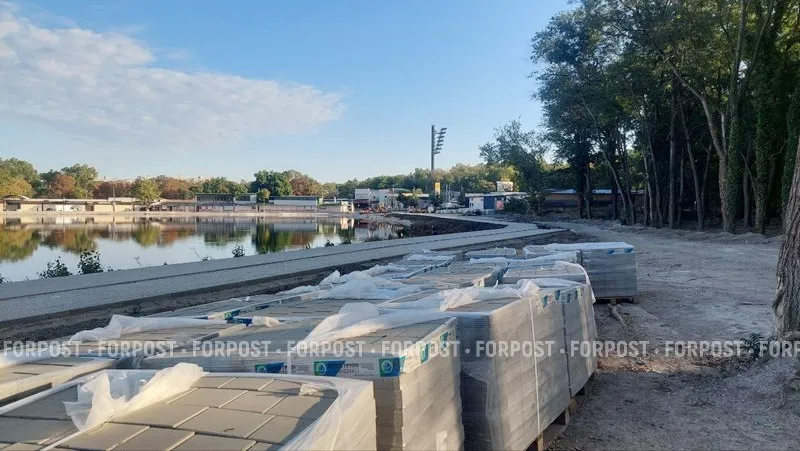 Вдоль Нижнего пруда в Симферополе планируется выложить 7000 кв.м. тротуарной плитки. 