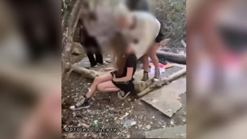 Жертву юные линчеватели забрасывали мусором и били. 