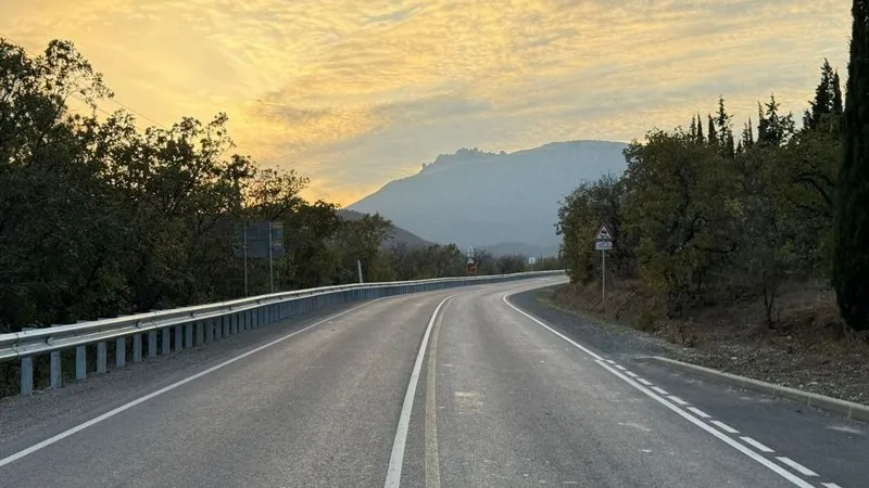 Скоро дорога, проходящая на юге Крыма возле Морского, будет введена в эксплуатацию.