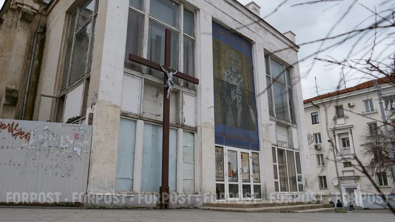 Пока здание костёла (бывший кинотеатр «Дружба») не отреставрировано, католики проводят службы в квартире.
