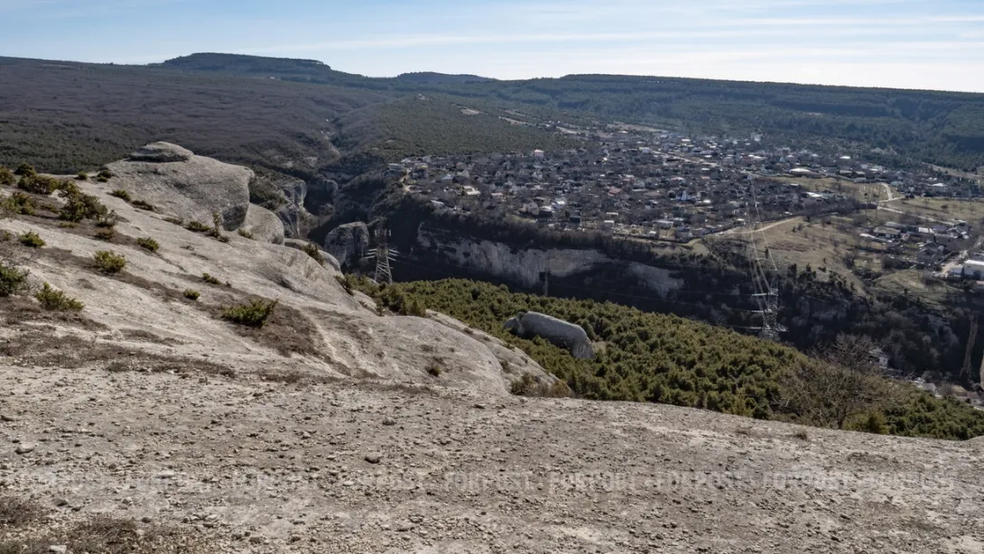 На трассу Севастополь – Бахчисарай упало 7 тонн скалы
