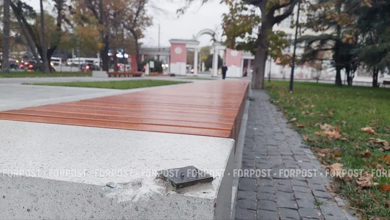 От фигуры шахматиста осталась только доска для игры на аллее Екатерининского сквера в Симферополе.