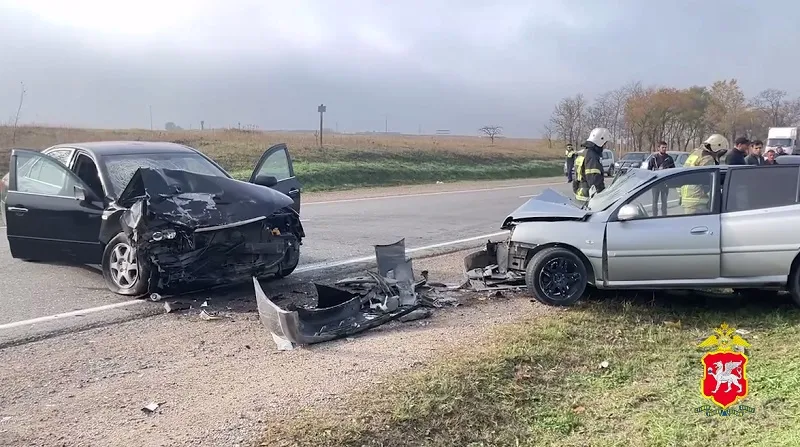 Лобовое столкновение на крымской дороге стало фатальным для пассажира одной из машин.