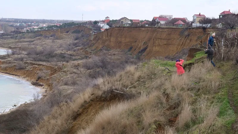 Учкуевский оползень в Севастополе пошёл в наступление 