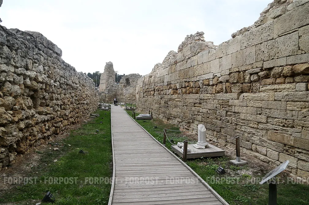 Посетителей Херсонеса разделят на организованных туристов и «дикарей»