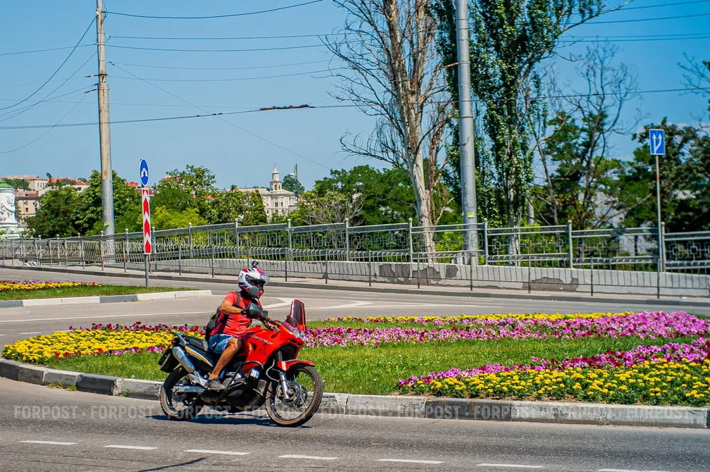 В Севастополе столкнулись BMW и мотоцикл