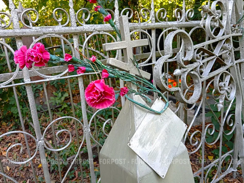 Загадочный чемодан обнаружили севастопольцы на старом кладбище