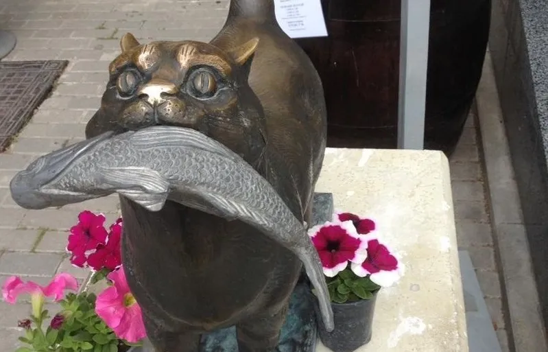 «Загулявший» бронзовый кот вернулся на набережную Балаклавы