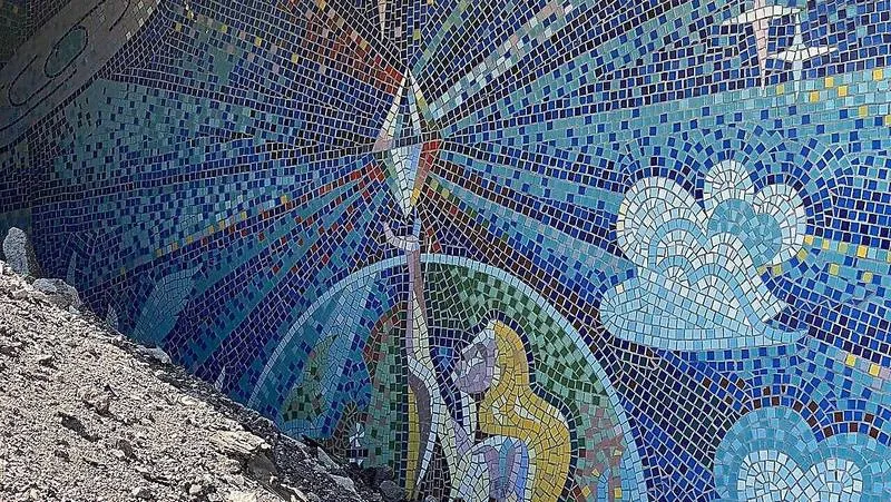 Уникальное панно в Евпатории завалено строительными отходами.